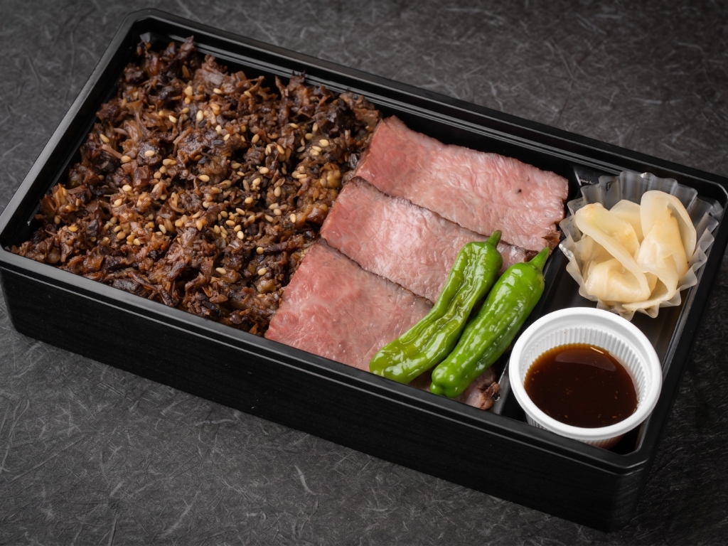 【黒毛和牛】低温調理ステーキと赤身スジ２色弁当
