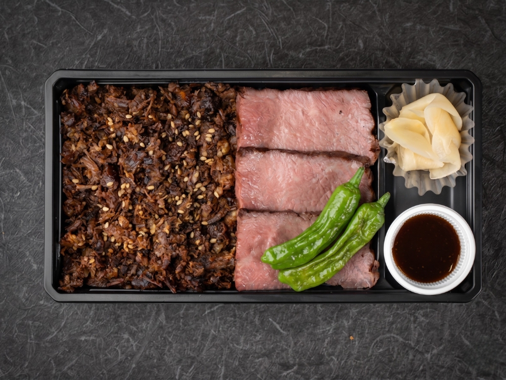 【黒毛和牛】低温調理ステーキと赤身スジ２色弁当