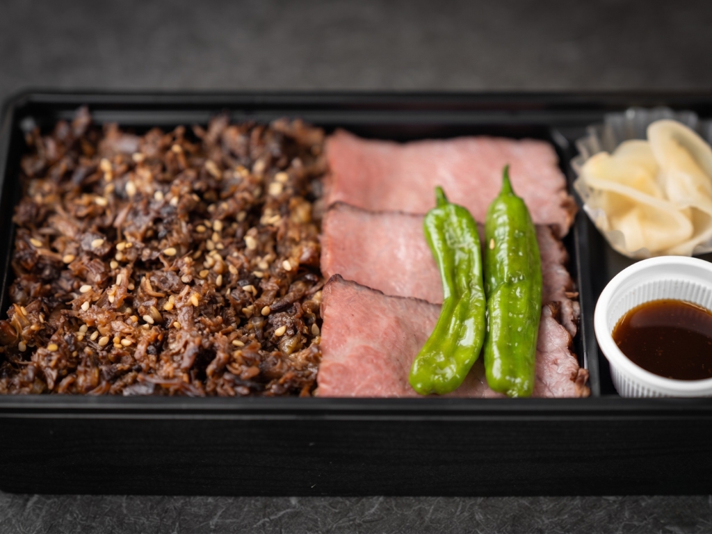 【黒毛和牛】低温調理ステーキと赤身スジ２色弁当