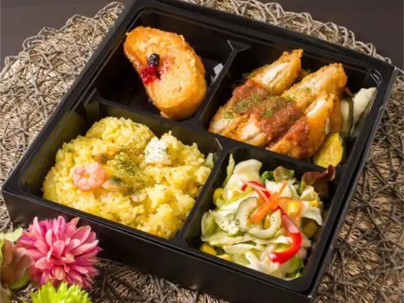 デミソースチキンカツと魚介のパエリア＆フレンチトースト弁当