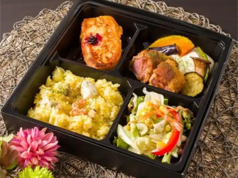 薫製鴨カツ赤ワインソースと魚介のパエリア＆フレンチトースト弁当