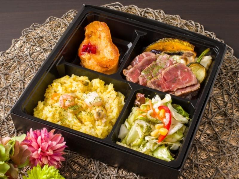 ビーフシチューと魚介のパエリア＆フレンチトースト弁当