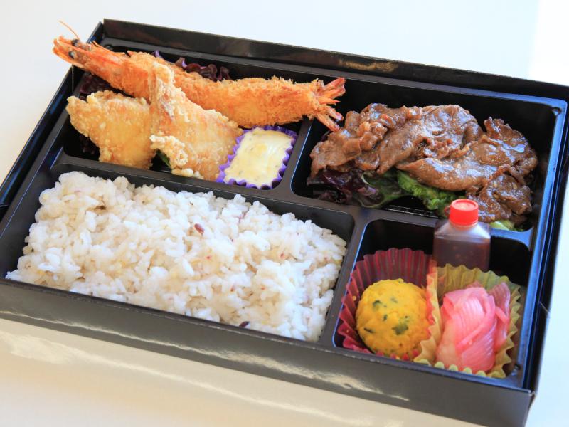 【贅沢トリプルメイン】国産牛の焼肉と唐揚げと有頭大海老フライ