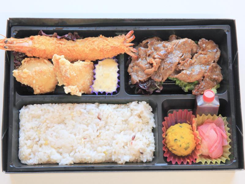 【贅沢トリプルメイン】国産牛の焼肉と唐揚げと有頭大海老フライ