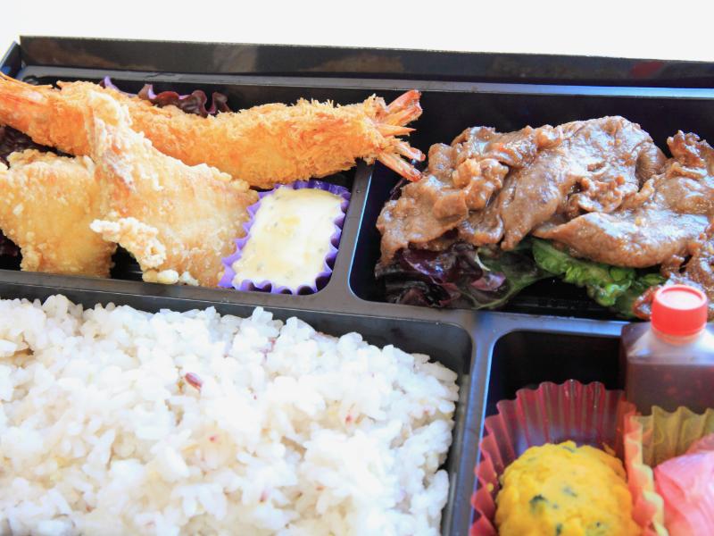 【贅沢トリプルメイン】国産牛の焼肉と唐揚げと有頭大海老フライ