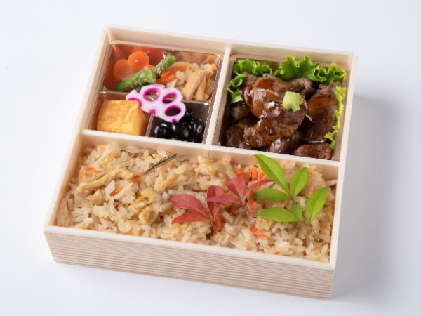 サイコロステーキと炊き込み御膳