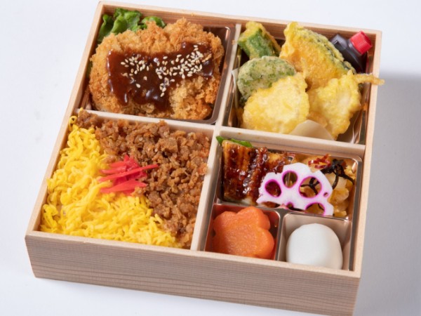 味噌カツと季節の天麩羅のそぼろ重御膳