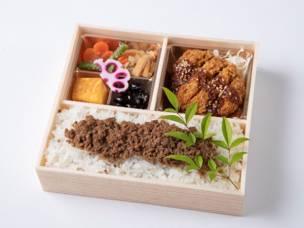 自家製ダレの味噌カツと牛そぼろ重御膳