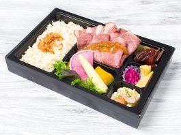 しっとりやわらかいローストビーフと 極上酵素ドレッシング添えの朝採れ野菜サラダ弁当