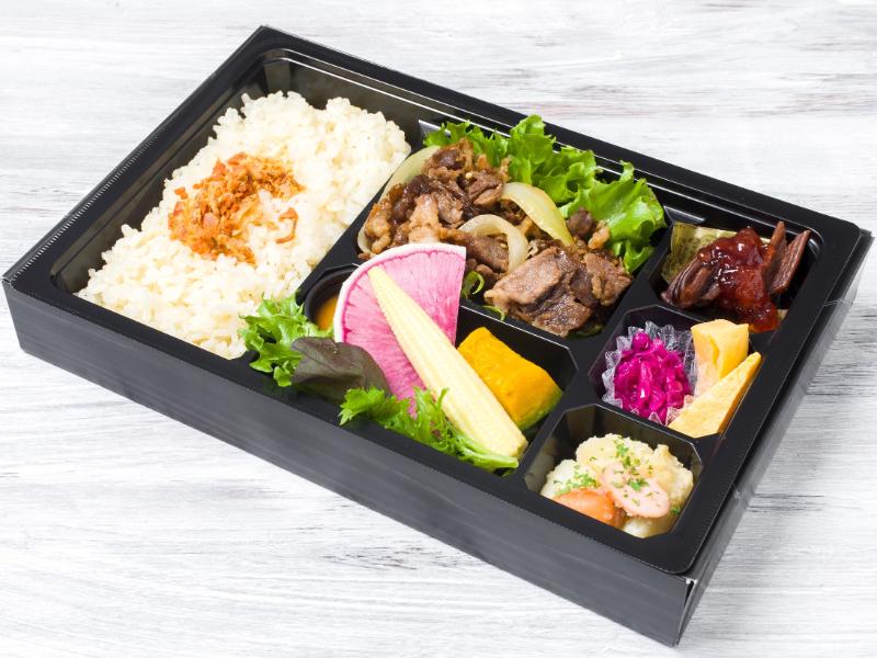 国産A5和牛を使用したやわらかい焼肉と極上酵素ドレッシング添えの朝採れ野菜サラダ弁当