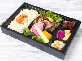 国産A5和牛を使用したやわらかい焼肉と極上酵素ドレッシング添えの朝採れ野菜サラダ弁当
