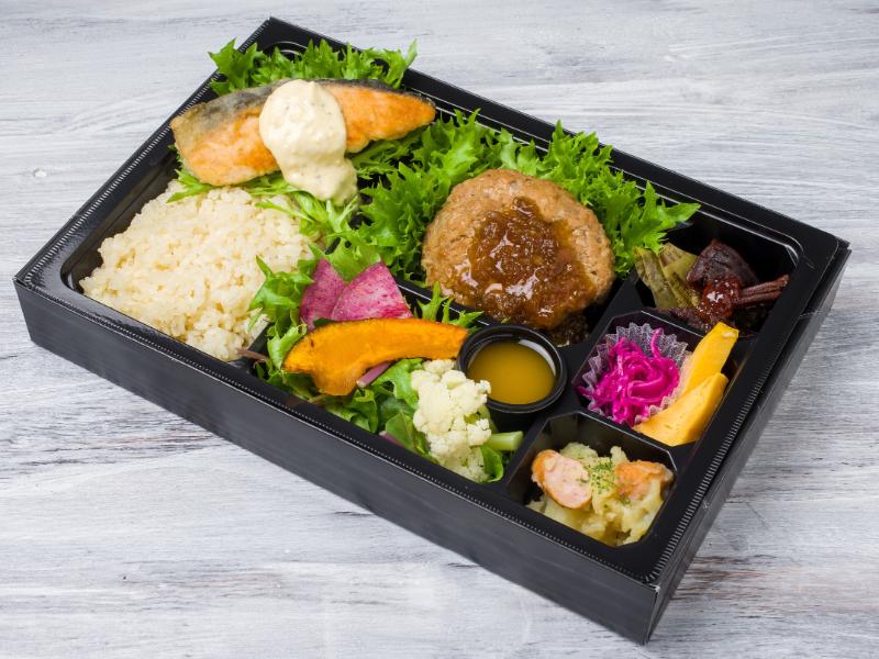 至極のハンバーグ＆特製サーモンムニエル＆朝採れ野菜サラダのしあわせ弁当