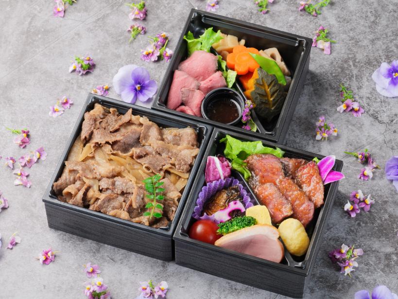 和牛すき焼重と黒毛牛のステーキの三段弁当