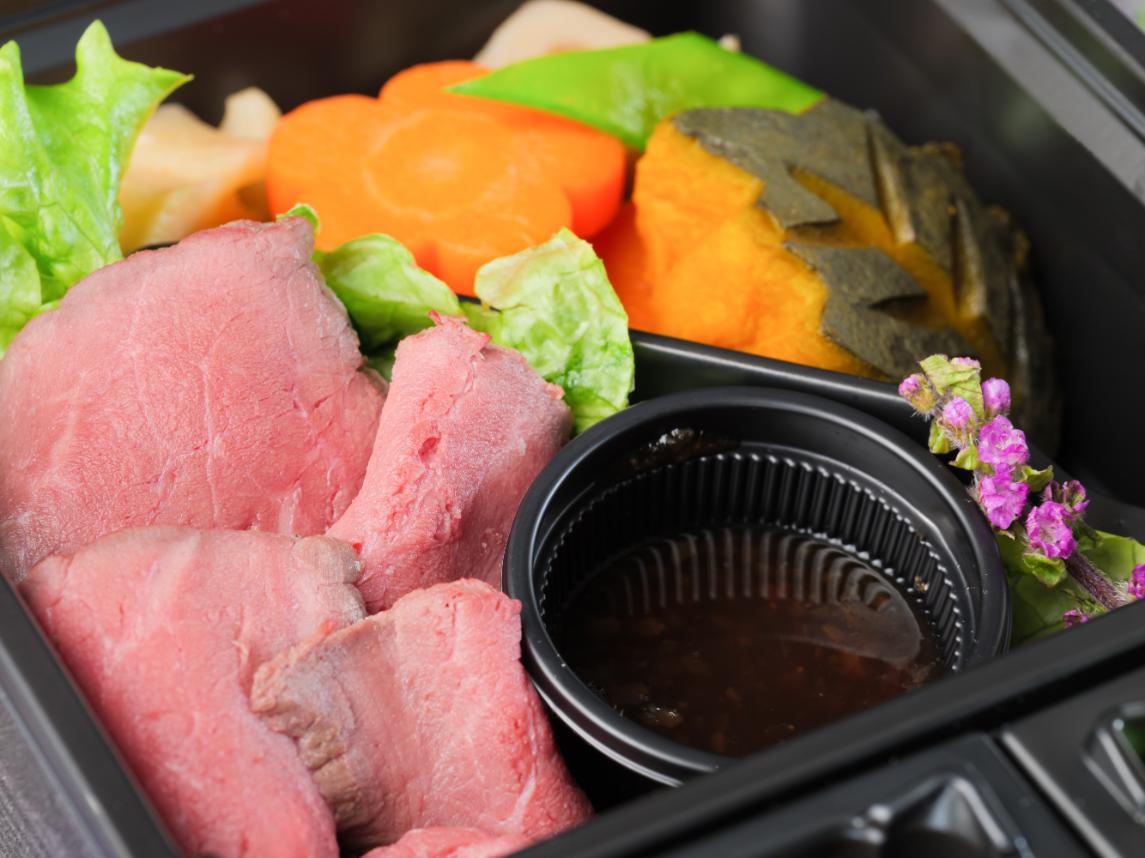 和牛すき焼重と黒毛牛のステーキの三段弁当