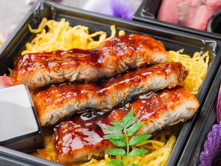 厳選うな重と黒毛牛ステーキの三段弁当【オープン限定価格　３２４０円→２７００円】