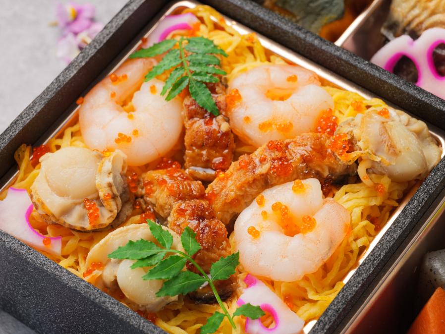 ～彩～鰻と海老と帆立の三彩チラシ飯と黒毛和牛すき焼き御膳