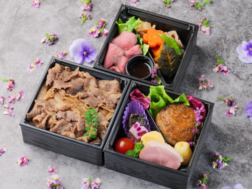 和牛すき焼き重と和牛ハンバーグの三段弁当