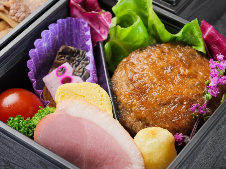 和牛すき焼き重と和牛ハンバーグの三段弁当