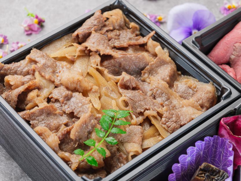 和牛すき焼き重と和牛ハンバーグの三段弁当