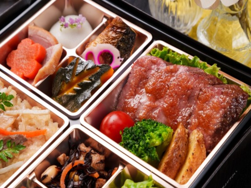花霞（はながすみ）〜出汁にこだわった鶏五目と黒毛牛ステーキのお弁当〜