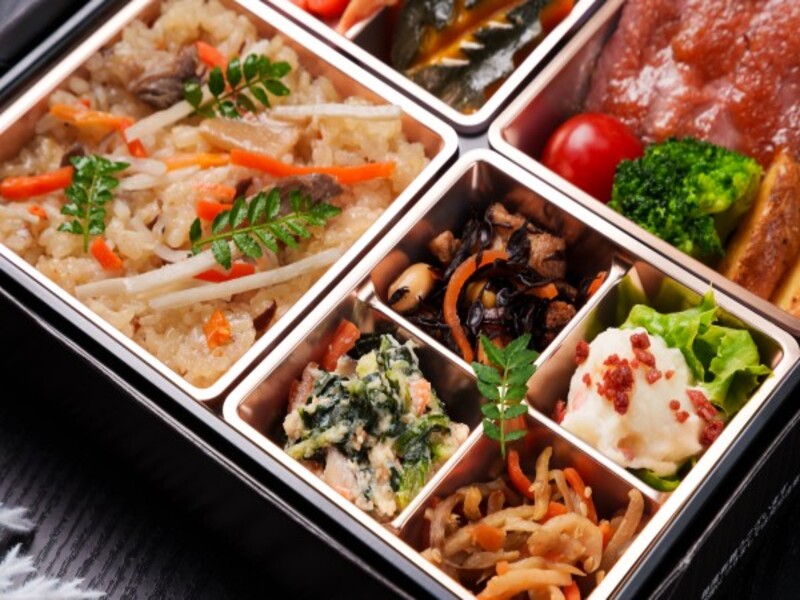 花霞（はながすみ）〜出汁にこだわった鶏五目と黒毛牛ステーキのお弁当〜