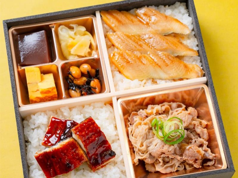 鰻と穴子と牛カルビやきのスタミナ満点弁当