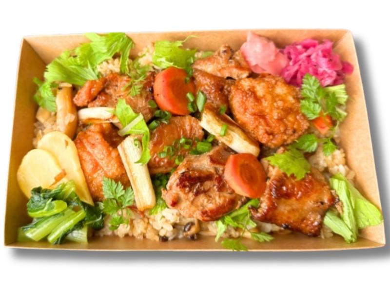 炊き込みご飯と青森桜姫のやきとり弁当