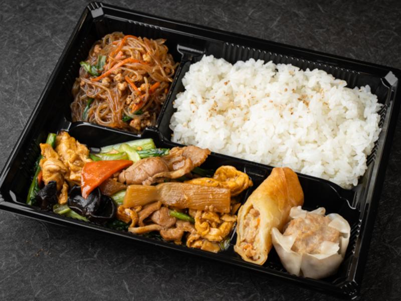 【王さんの得々中華弁当】豚肉の玉子キクラゲ炒めと麻婆春雨