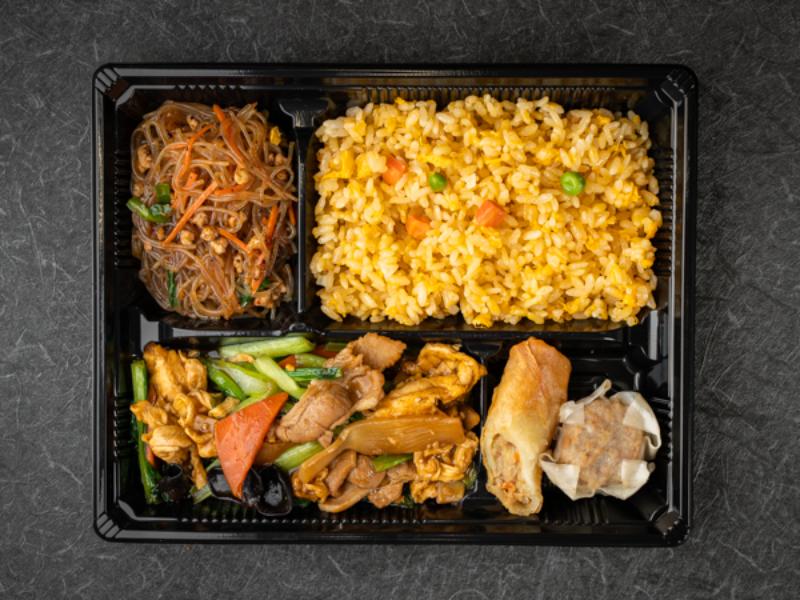 【王さんの得々中華弁当】豚肉の玉子キクラゲ炒めと麻婆春雨