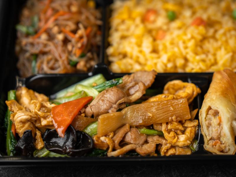 【王さんの得々中華弁当】豚肉の玉子キクラゲ炒めと麻婆春雨