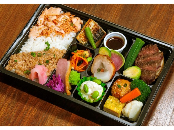 【彩り】牛ステーキと二色のそぼろ弁当