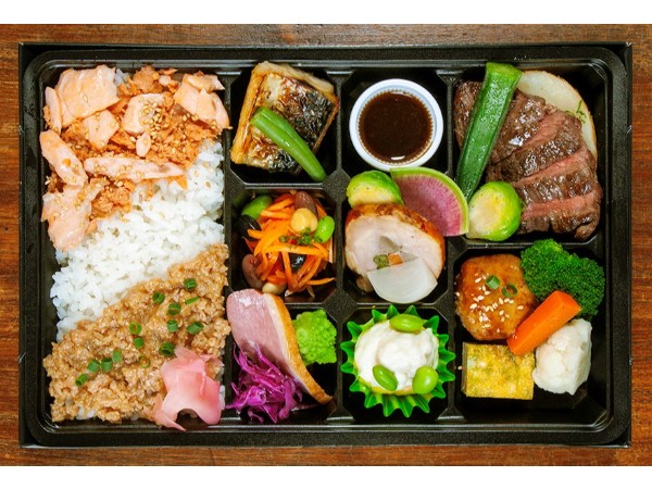 【彩り】牛ステーキと二色のそぼろ弁当