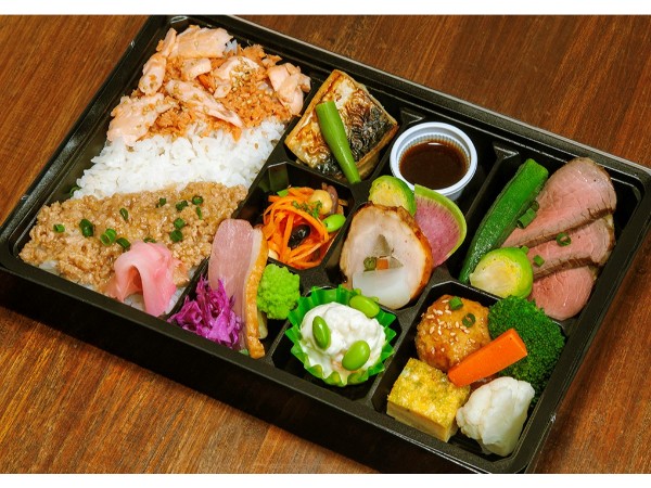 【彩り】炭焼ローストビーフと二色のそぼろ弁当