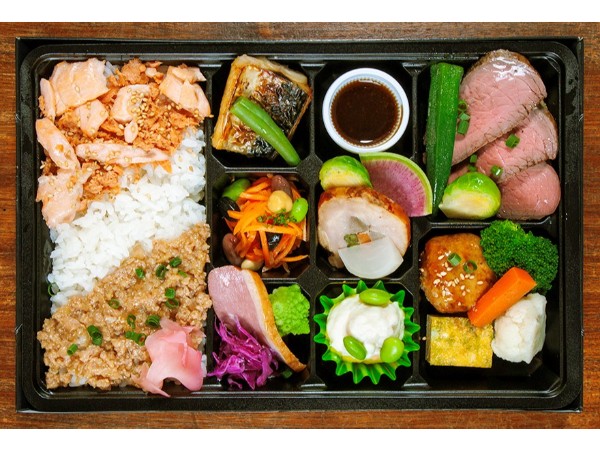 【彩り】炭焼ローストビーフと二色のそぼろ弁当