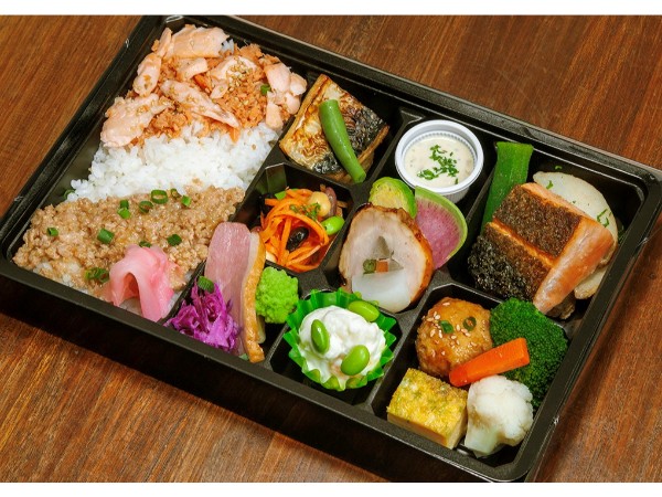 【彩り】炭焼サーモンと二色のそぼろ弁当