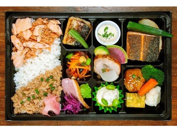 【彩り】炭焼サーモンと二色のそぼろ弁当