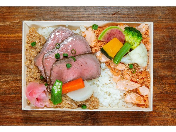 【香味】炭焼ローストビーフと二色のそぼろ弁当