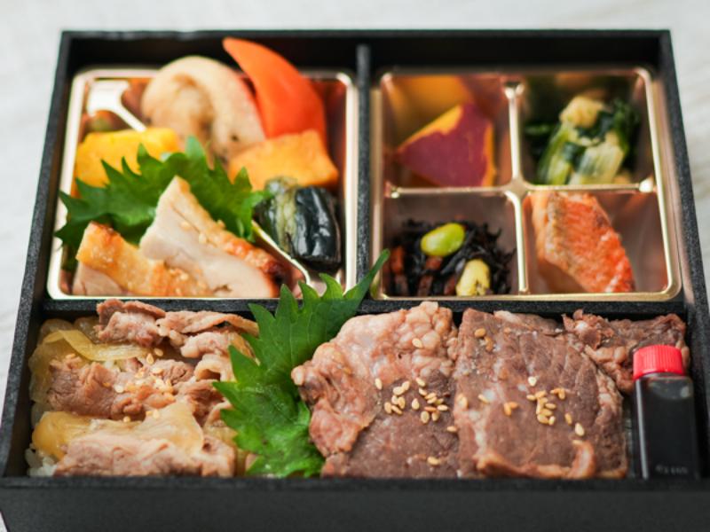 厳選国産牛の炙り焼肉と牛すき御膳