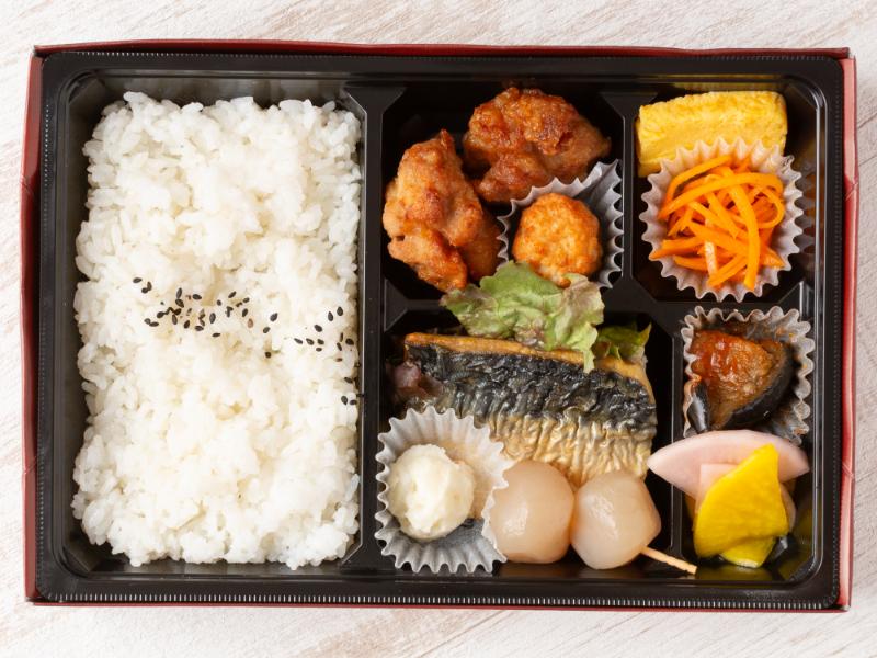おもてなし幕の内鯖の塩焼きと唐揚げ