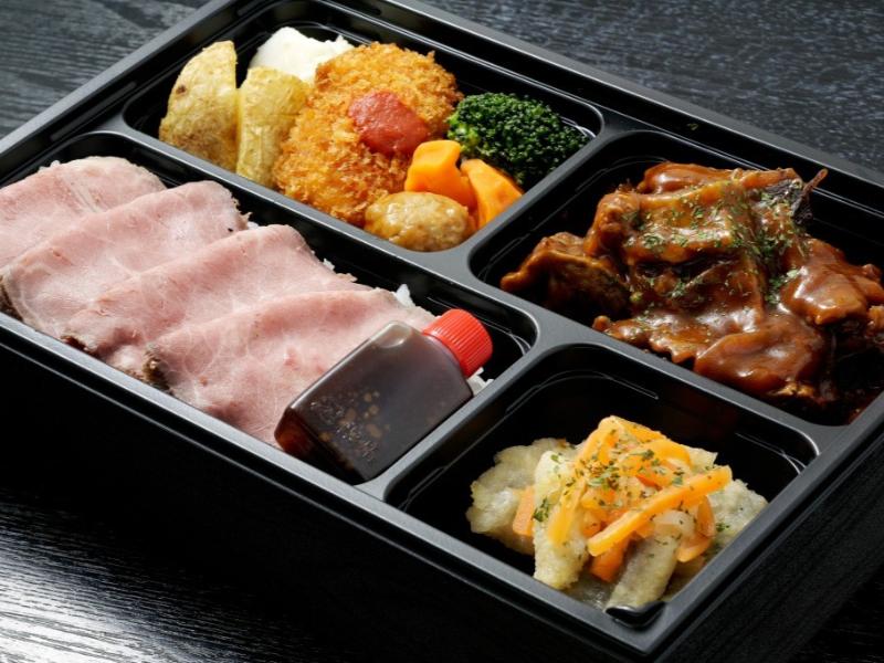 和牛すじ肉のデミグラス煮込みと和牛ローストビーフ丼
