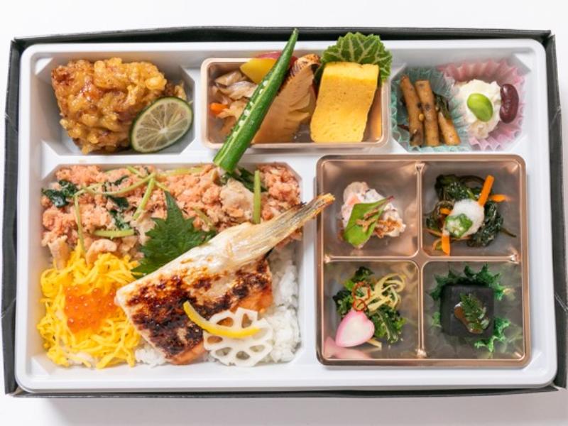 球磨川御膳 ―二種の厳選鮭（ハラス西京焼き、そぼろ）親子飯―