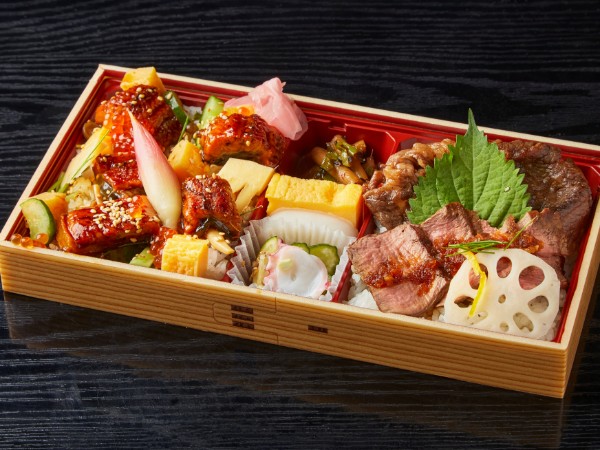 「極」厳選うなぎちらしと特選牛すき焼きとステーキの三色重