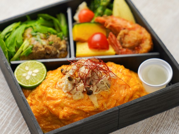 【お弁当デリ限定】季節の和風オムライス＆和風ハンバーグ御膳 ＜蒸し鶏と檸檬塩だれソース＞