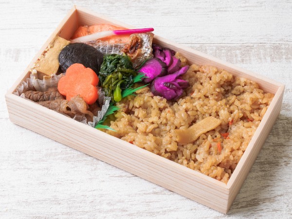 山形牛すき焼きと銀鮭の五目御飯弁当