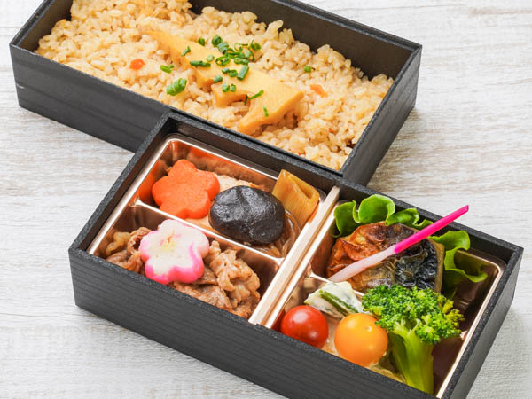 黒毛和牛すき焼きとサバ塩焼き弁当（筍の炊き込み）