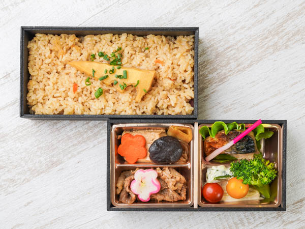 黒毛和牛すき焼きとサバ塩焼き弁当（筍の炊き込み）