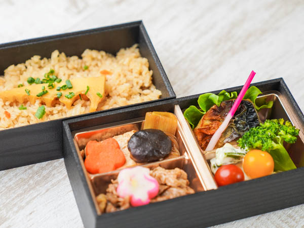 黒毛和牛すき焼きとサバ塩焼き弁当（筍の炊き込み）