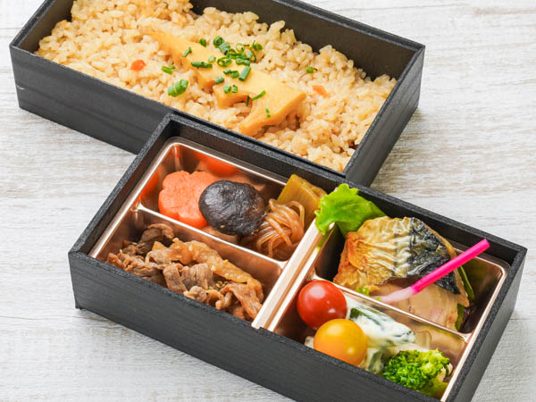 黒毛和牛焼肉とサバ塩焼き弁当（筍の炊き込み）