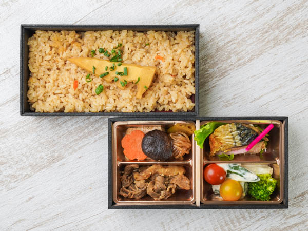 黒毛和牛焼肉とサバ塩焼き弁当（筍の炊き込み）