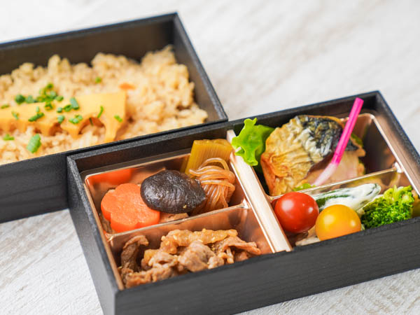 黒毛和牛焼肉とサバ塩焼き弁当（筍の炊き込み）